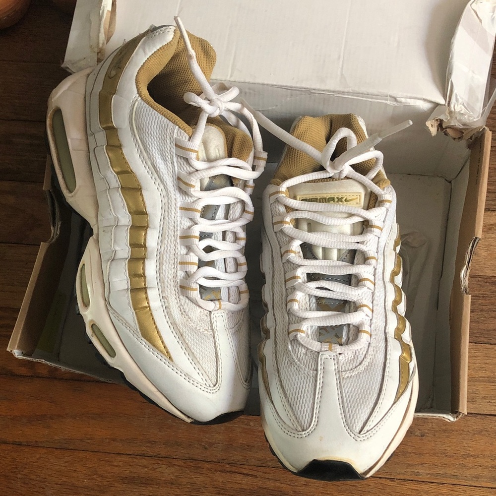 Airmax 95 Nike White and Gold Athletic Shoes